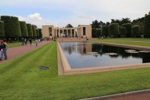 You can see the colonnade pictured here if you look back east from the graves. The statue stands in the center, and on either side are maps depicting the major campaigns of the war.
