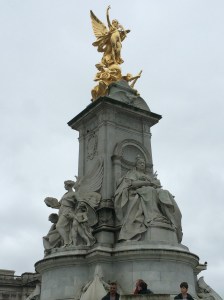 Statue in front of Buckingham Palace
