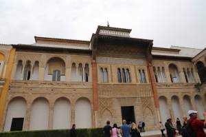 The entrance to the palace is divided so an enemy can't rush directly in - they have to go around to one side or the other. 