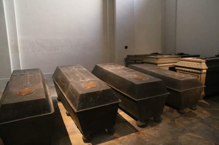 Some of the simpler tombs in the crypt 