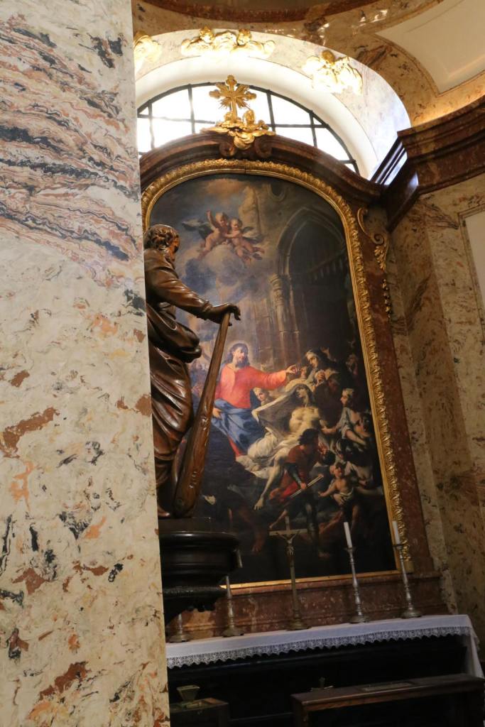 Each of the chapels dotted around the edge of the nave included beautiful paintings in vivid colors