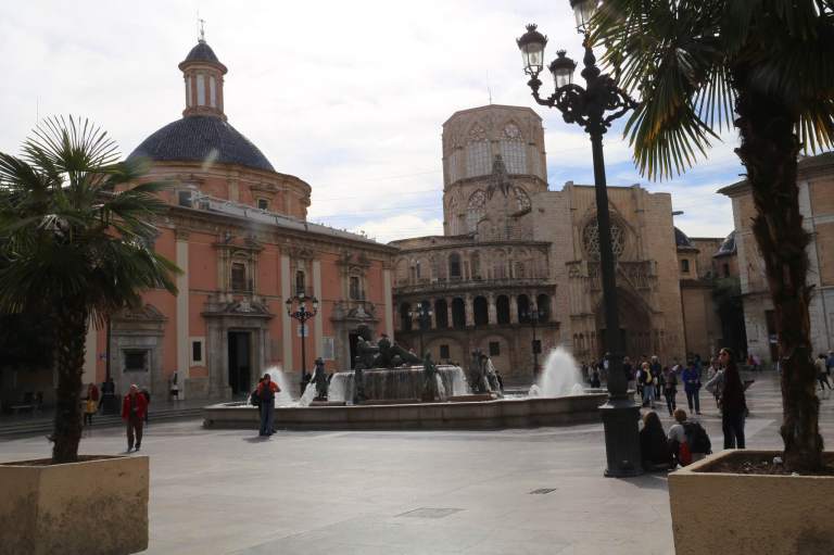 Valencia Cathedral and Basilica with the water statue in the foreground.