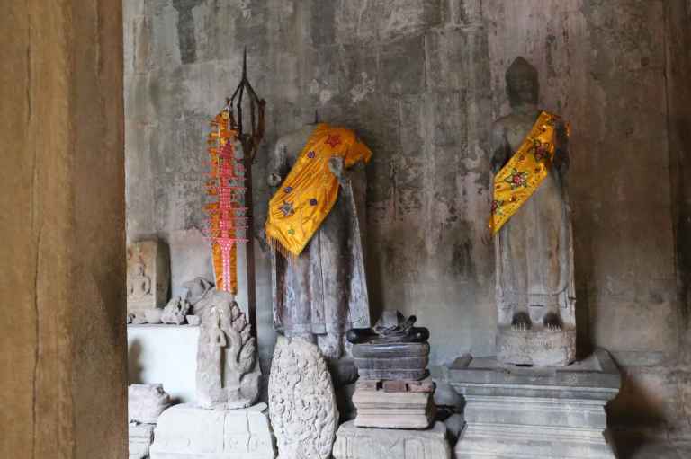 AngkorWatMonkeys1