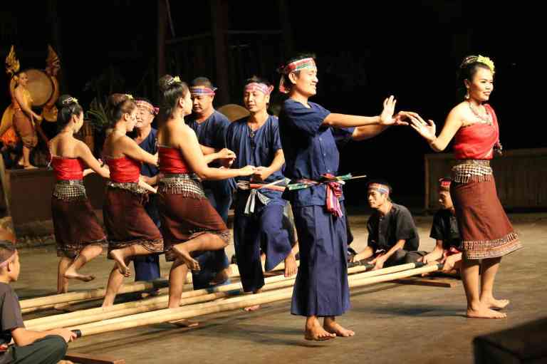 ThaiVillageDance13