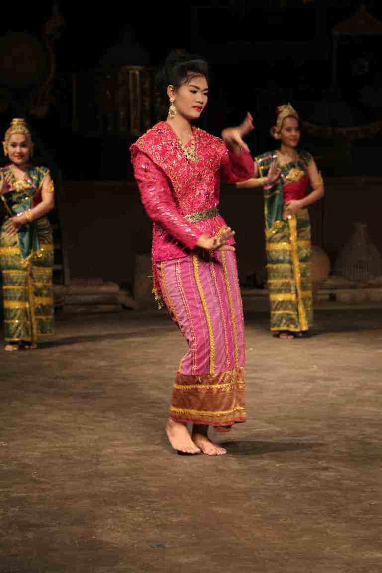 ThaiVillageDance2