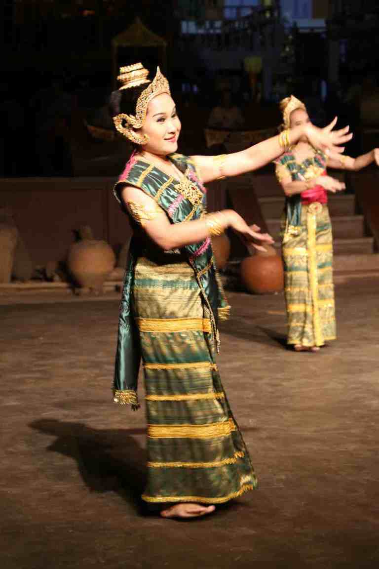 ThaiVillageDance4